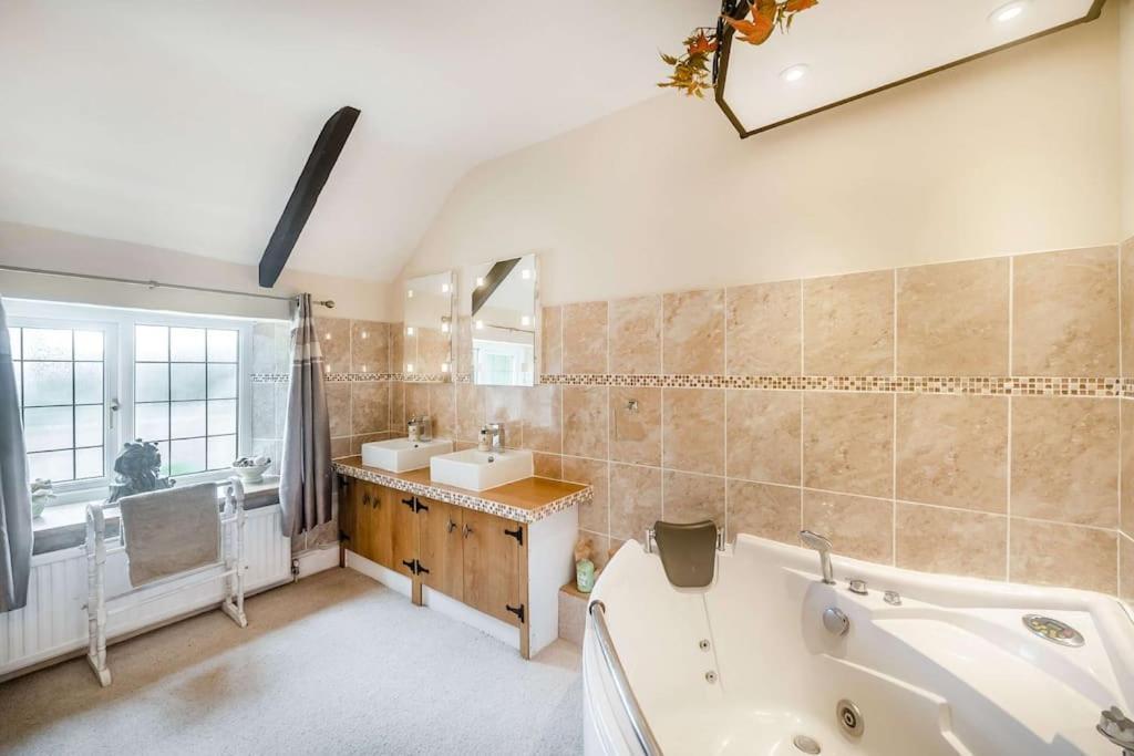 Country House - Pool Jacuzzi - Perfect For Celebrations, Work People Chard Exterior photo